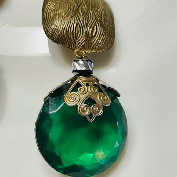 Vintage Art Deco Emerald Acrylic Resign & Antique Gold Dangle Clip Earrings - Picture 2 of 8